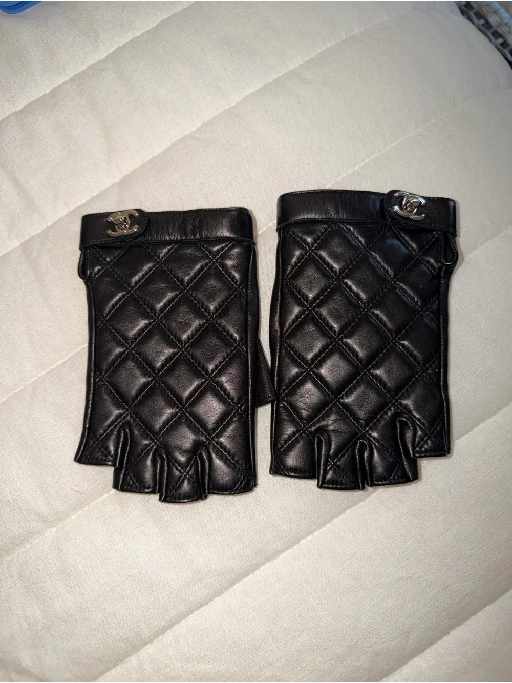 CHANEL Black Quilted Fingerless Leather Driving Gloves with Silver CC size 7 1/2